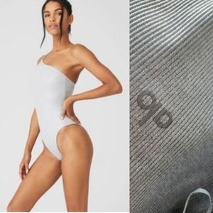 Nwot Alo iridescent gray ribbed PLIE shimmer soft gray bodysuit s